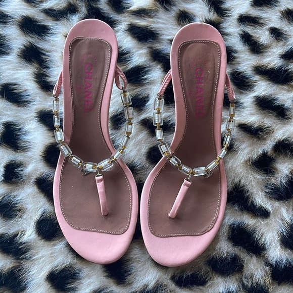 Vintage Chanel pink beaded CC charm kitten heels 40.5 - Picture 5 of 7